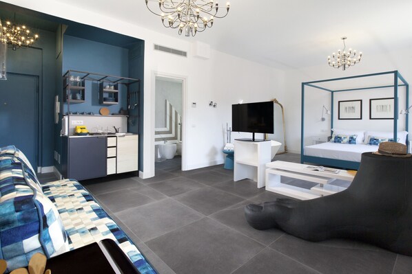 1 bedroom, bed sheets