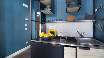 Coffee/tea maker, cookware/dishes/utensils