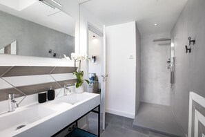 Shower, towels