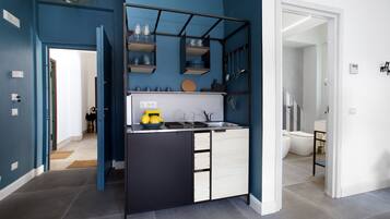 Coffee/tea maker, cookware/dishes/utensils