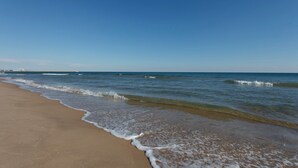 A beach with clear skies and calm waves. - Camelot in Oliva With 1 Bedrooms and 1 Bathrooms (Oliva)