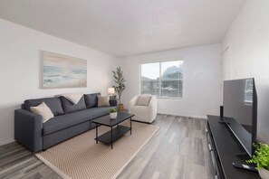 テレビ、書斎 / ワークスペース