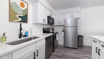 雪櫃、微波爐、焗爐、爐具