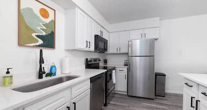 Pet-Friendly 1BR Apt - Pool, Near All Attractions