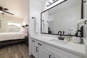 Een douche, een haardroger, handdoeken