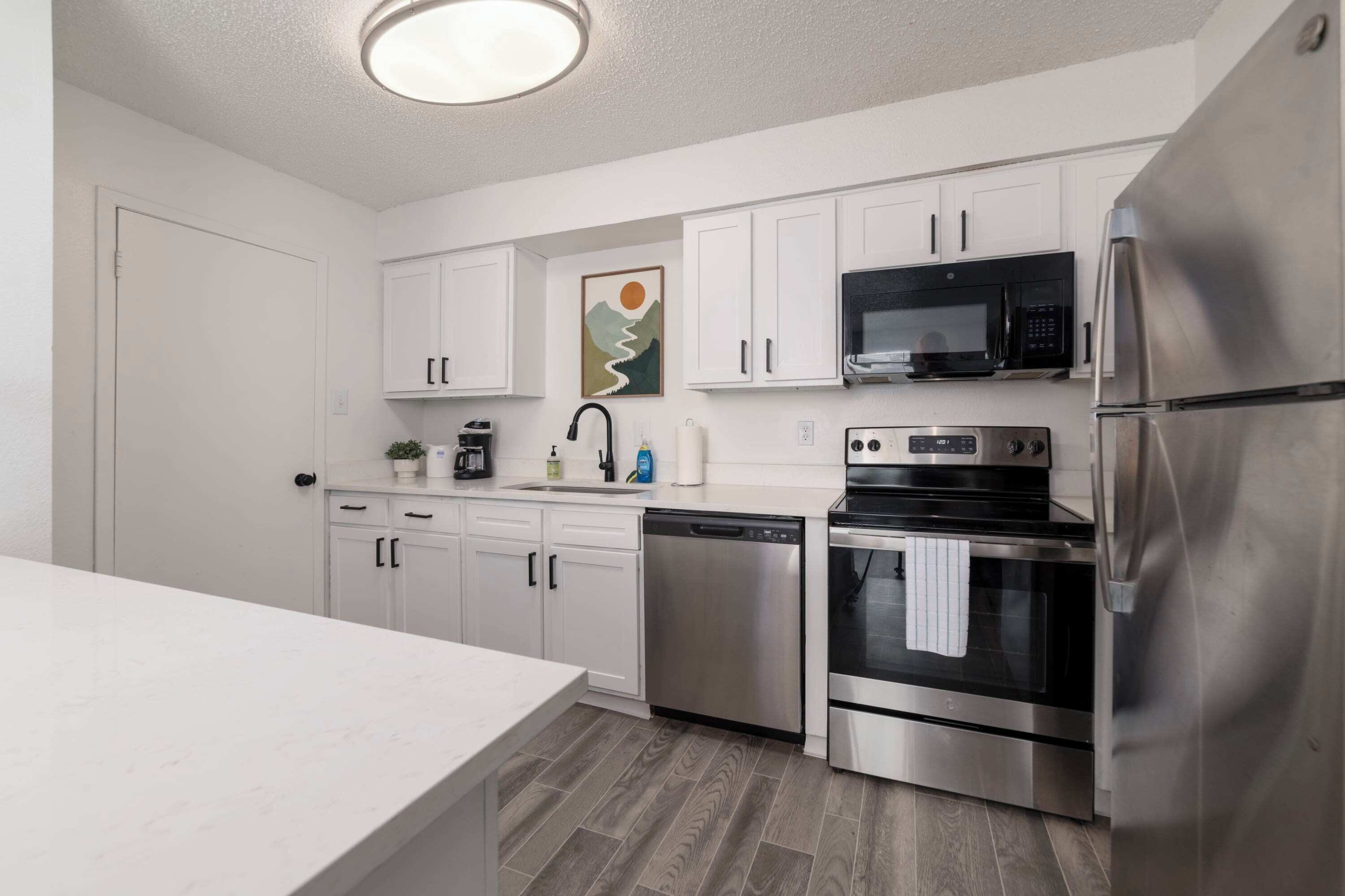 Réfrigérateur, micro-ondes, four, plaque de cuisson