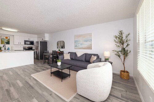 Pet-Friendly 1BR Apt - Pool, Near All Attractions