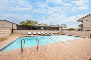 Pool - Comfortable 2BR - Pool, Near Major Attractions (New Braunfels)