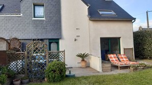 A two-story house with a balcony and a small garden area. - Maison Presqu'ile de Gâvres (Gâvres)