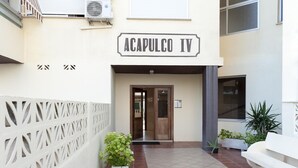 The exterior of a building with a sign reading "ACAPULCO IV". - Acapulco Iv in Grau i Platja (Gandia)