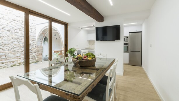 Une cuisine moderne équipée d’un four, d’un micro-ondes et d’un réfrigérateur encastrés.