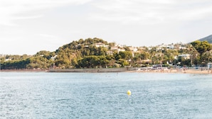 A coastal view with a beach, a hill with buildings, and a clear sky. - Armon a D nia in Val Ncia (Denia)