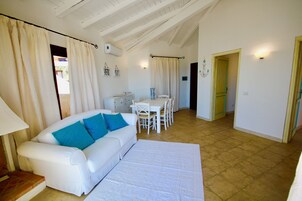 Apartamento, vistas al mar | Zona de estar | Televisión de 32 pulgadas con canales digitales