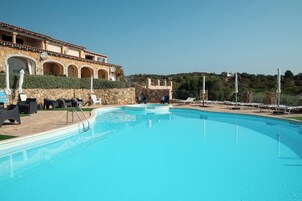 Una piscina al aire libre de temporada