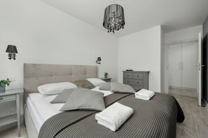 Apartment, 2 Schlafzimmer, Balkon | 2 Schlafzimmer, individuell dekoriert, Bettwäsche