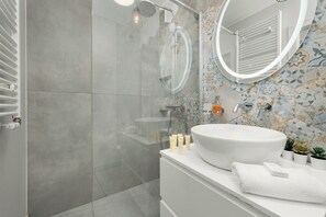 Apartment, 2 Schlafzimmer, Balkon | Badezimmer | Dusche, Handtücher