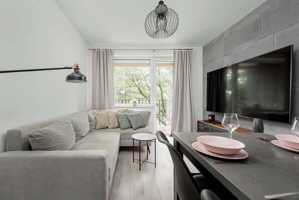 Apartment, 2 Schlafzimmer, Balkon | Wohnzimmer