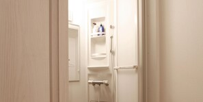 Douche, sèche-cheveux, serviettes fournies, savon