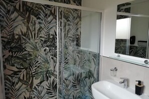 Shower, free toiletries, hair dryer, bidet - House Volusia (ROMA)