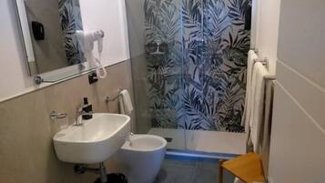 Dusche, Haartrockner, Bidet, Handtücher