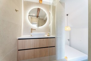 Shower, hair dryer, towels, soap - Spacious Attic Bell Tower View in Split (Split)