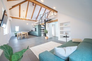 TV - Spacious Attic Bell Tower View in Split (Split)