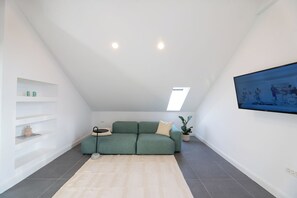 TV - Spacious Attic Bell Tower View in Split (Split)