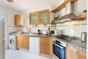 Réfrigérateur, four à micro-ondes, un four, surface de cuisson