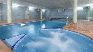 An indoor swimming pool with clear water, tiled walls, and a tiled floor. - Deseo in Grau i Platja (Gandia)