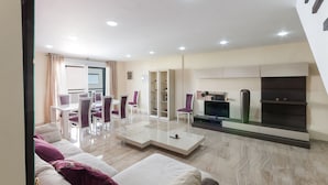 A modern living room with a sofa, a coffee table, a TV, and a fireplace. - Deseo in Grau i Platja (Gandia)