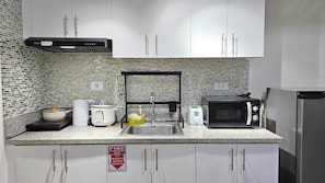 Réfrigérateur, micro-ondes, four, plaque de cuisson