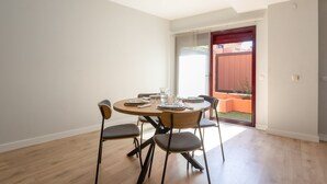 A dining area with a round table, four chairs, and a glass of water. - Clipper in Alhaurin de la Torre (Alhaurin de la Torre)