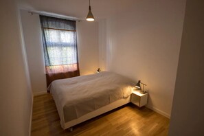 1 bedroom, desk, free WiFi, bed sheets