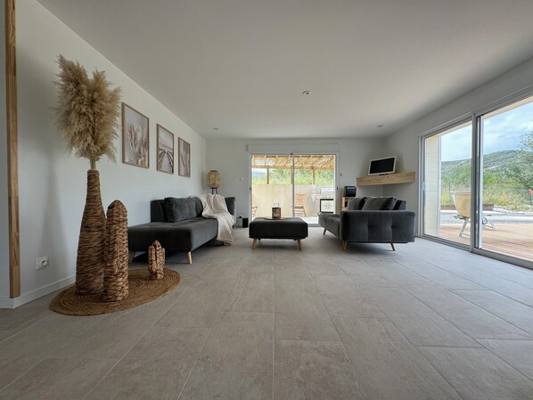 TV - Gîte des Cigales du Devès (Vallon pont d’arc salavas)