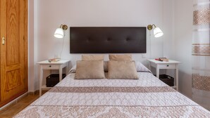 A bedroom with a large bed, two bedside tables, and a wardrobe. - Tolox 2 in Tolox With 1 Bedrooms and 1 Bathrooms (Tolox)
