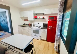 Frigorífico, microondas, horno y placa de cocina