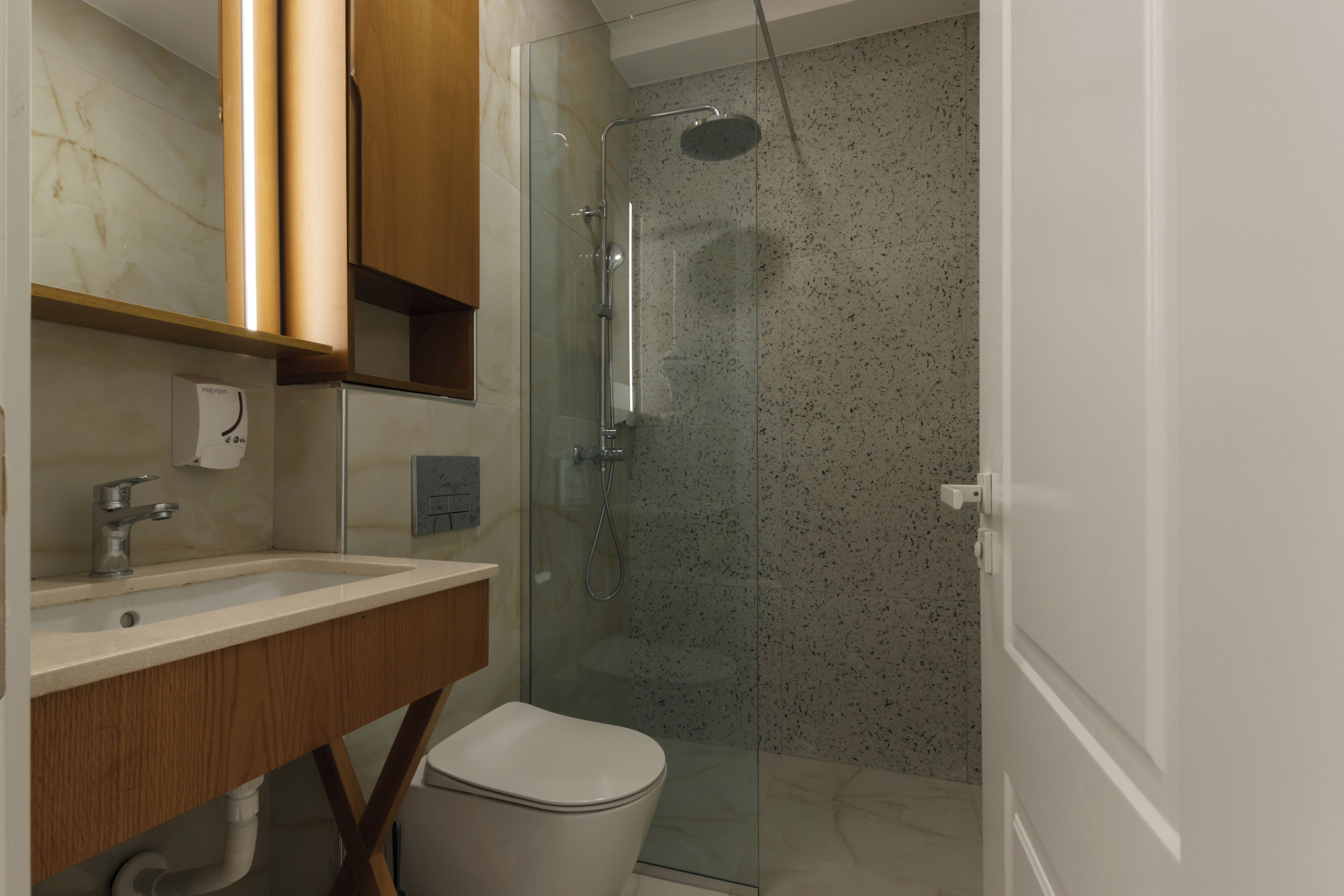 Classic Triple Room, Mountain View | Bathroom | Shower, rainfall showerhead, free toiletries, hair dryer