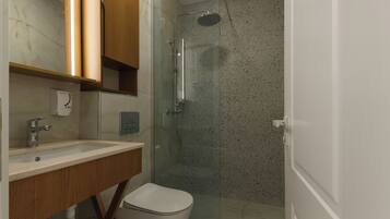 Classic Triple Room, Mountain View | Bathroom | Shower, rainfall showerhead, free toiletries, hair dryer