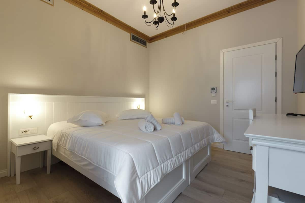 Minibar, escritorio, espacio para trabajar con laptop y wifi gratis