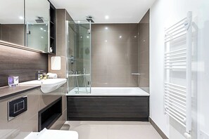 Basic Apartment | Bathroom