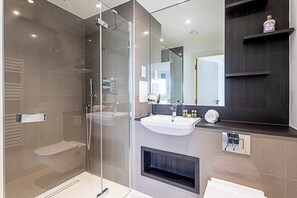 ベーシック アパートメント | バスルーム | ヘアドライヤー、タオル、石鹸、シャンプー