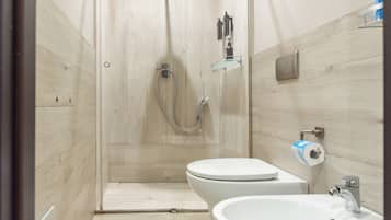 Quarto triplo básico | Banheiro | Chuveiro, produtos de toalete grátis, secador de cabelo