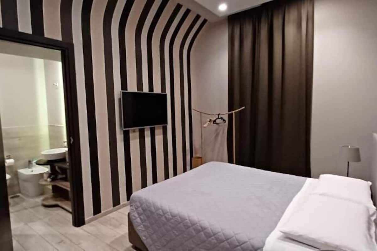 Klassieke kamer | Een minibar, een kluis op de kamer, een bureau, een laptopwerkplek