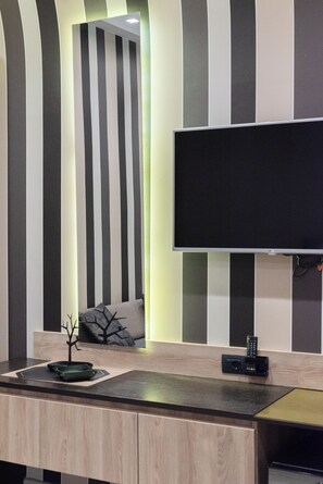 基础三人房 | 迷你吧、客房内保险箱、办公桌、笔记本电脑工作区