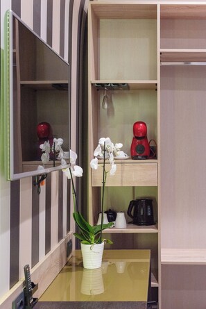 Minibar, coffres-forts dans les chambres, bureau