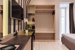Minibar, coffres-forts dans les chambres, bureau