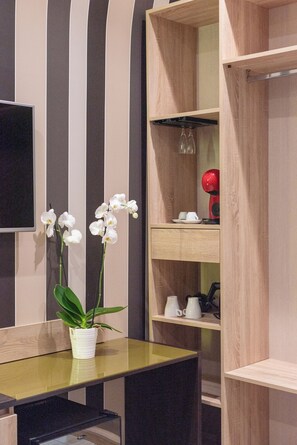 基础三人房 | 迷你吧、客房内保险箱、办公桌、笔记本电脑工作区