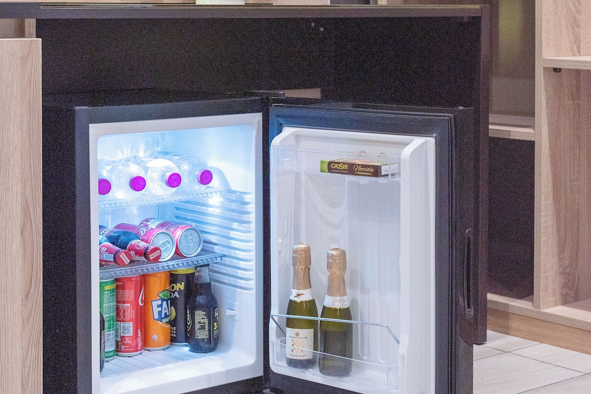 Een minibar, een kluis op de kamer, een bureau, een laptopwerkplek