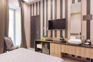 Minibar, coffres-forts dans les chambres, bureau