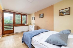 1 habitación, tabla de planchar con plancha, wifi y ropa de cama 